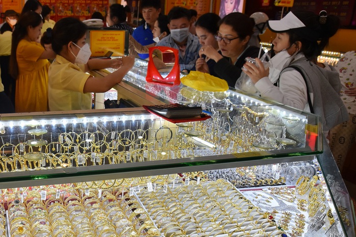 Giá vàng hôm nay 6-1: Tiếp tục tăng mạnh - Ảnh 1.