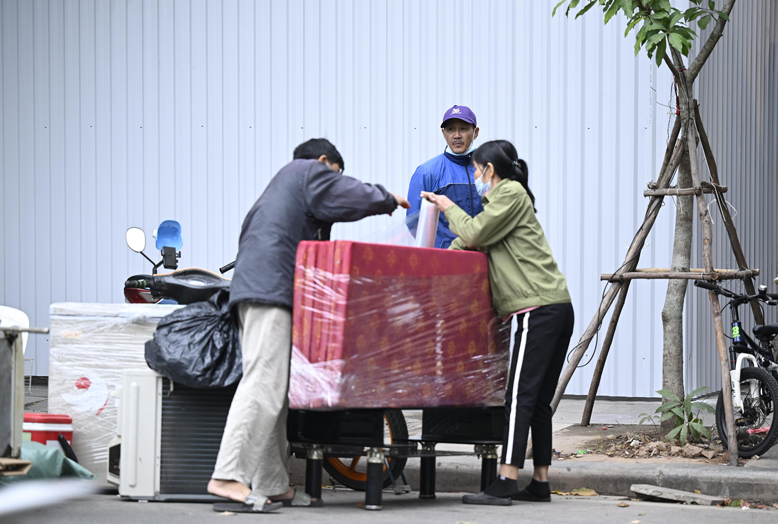 Người d&acirc;n khu "đất v&agrave;ng" Hồ Gươm tất bật thu dọn đồ đạc, b&agrave;n giao mặt bằng: Bao &aacute;nh mắt lưu luyến sau nhiều thế hệ gắn b&oacute;- Ảnh 6.
