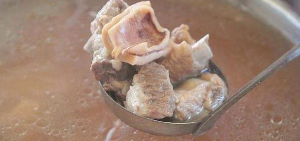 Vì sao nên nêm muối muộn khi ninh xương?- Ảnh 1.