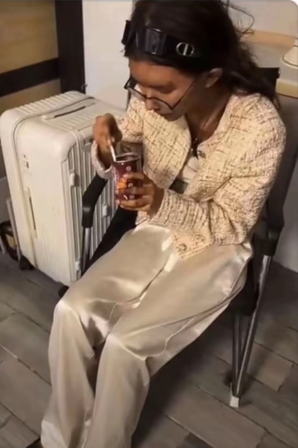 Diễn biến mới vụ mỹ nhân nghi bị bạn trai lừa bán sang Campuchia hóa "bà điên": Lộ tình trạng sức khoẻ - Ảnh 3. Diễn biến mới vụ mỹ nhân nghi bị bạn trai lừa bán sang Campuchia hóa "bà điên": Lộ tình trạng sức khoẻ - Ảnh 3.