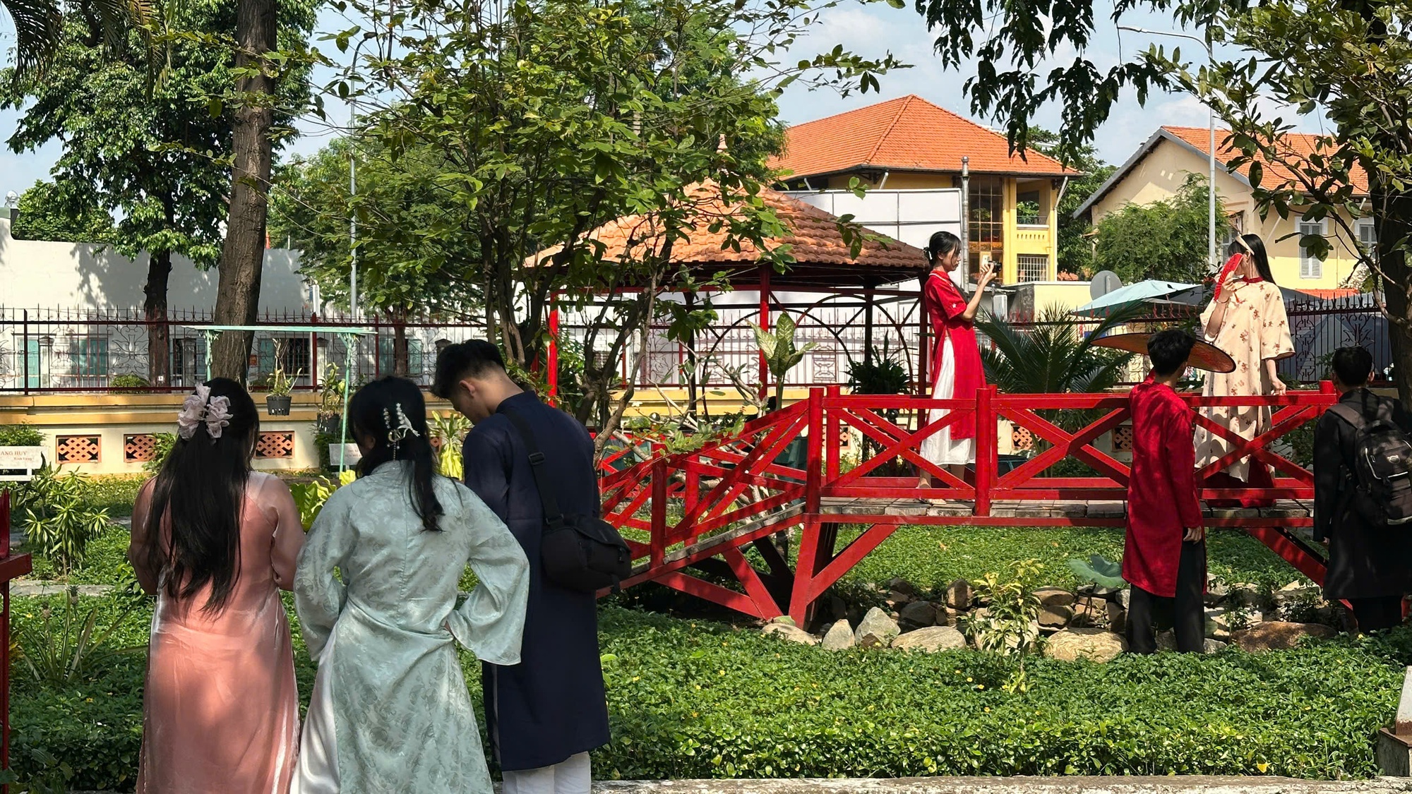 10 địa điểm chụp ảnh Tết miễn phí đang gây bão tại TP.HCM, vừa cổ kính lại đẹp tựa phim trường- Ảnh 3. 10 địa điểm chụp ảnh Tết miễn phí đang gây bão tại TP.HCM, vừa cổ kính lại đẹp tựa phim trường- Ảnh 3.