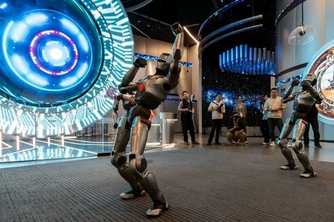 Nghịch l&yacute; c&ocirc;ng nghệ: Triển l&atilde;m CES 2026 v&agrave; Sự thống trị của robot nh&acirc;n h&igrave;nh Trung Quốc - Ảnh 1.