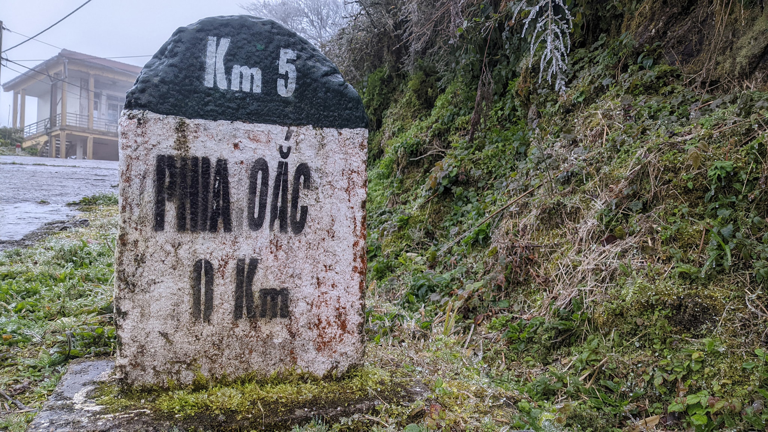 Ngoài Fansipan, Mẫu Sơn, nơi này cũng có băng giá dày đặc: Độ cao gần 2000m, cách Hà Nội hơn 200km - Ảnh 6.