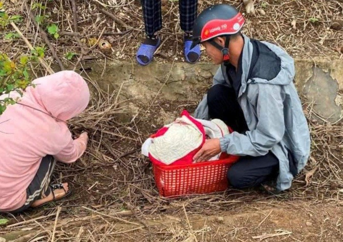 B&eacute; g&aacute;i sơ sinh bị bỏ rơi dưới r&atilde;nh mương trong thời tiết gi&aacute; r&eacute;t - Ảnh 1.