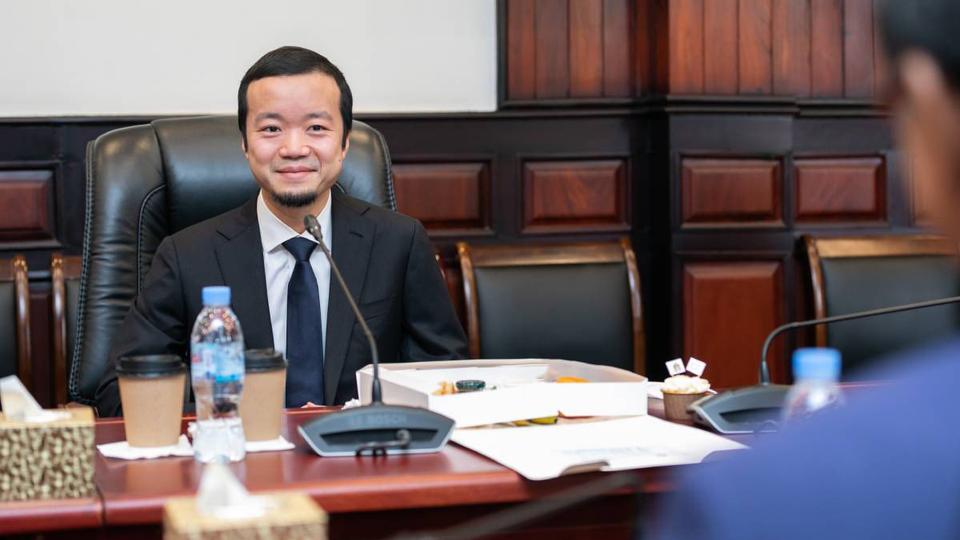 "&Ocirc;ng tr&ugrave;m" Chen Zhi bị trục xuất về Trung Quốc giữa loạt c&aacute;o buộc lừa đảo xuy&ecirc;n quốc gia - Ảnh 1.