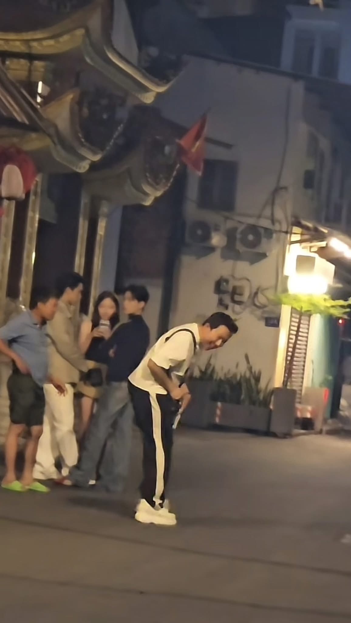 Team qua đường bắt gặp Trấn Th&agrave;nh giữa đ&ecirc;m, h&agrave;nh động đặc biệt g&acirc;y b&agrave;n t&aacute;n khắp c&otilde;i mạng- Ảnh 3.