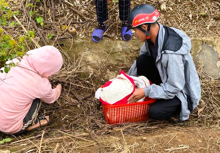 B&eacute; g&aacute;i mới sinh bị bỏ rơi trong tiết trời gi&aacute; r&eacute;t - Ảnh 1.