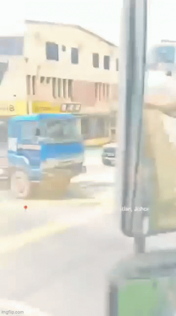 Xe tải ben di chuyển mà quên không hạ thùng, 1 lúc sau thì chuyện đáng sợ xảy ra - Ảnh 2.