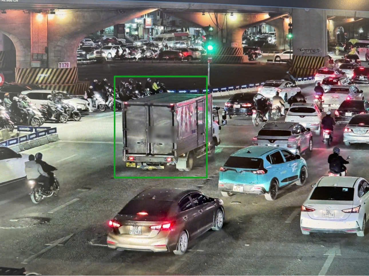 X&ocirc;n xao clip c&ocirc; d&acirc;u, ch&uacute; rể bị n&eacute;m mắm t&ocirc;m trong lễ cưới - Ảnh 2.