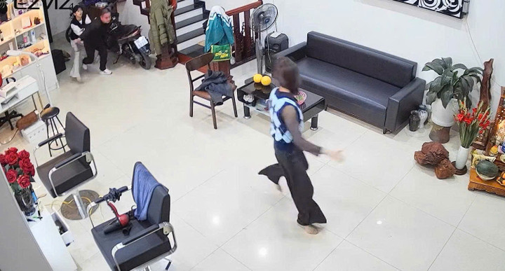 Tạm giữ h&igrave;nh sự chồng truy s&aacute;t vợ v&agrave; con tại qu&aacute;n cắt t&oacute;c ở Bắc Ninh - Ảnh 2.