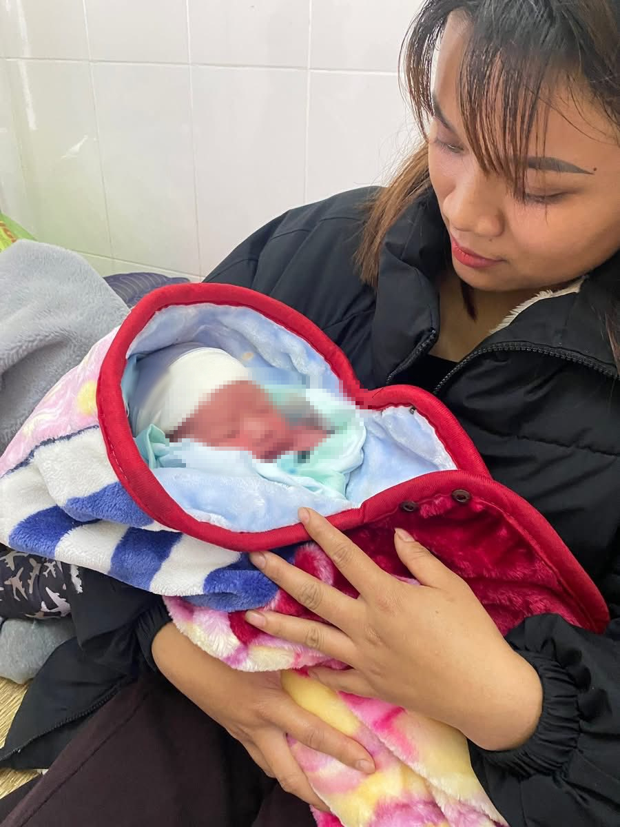 B&eacute; g&aacute;i mới sinh bị bỏ rơi trong tiết trời gi&aacute; r&eacute;t - Ảnh 2.