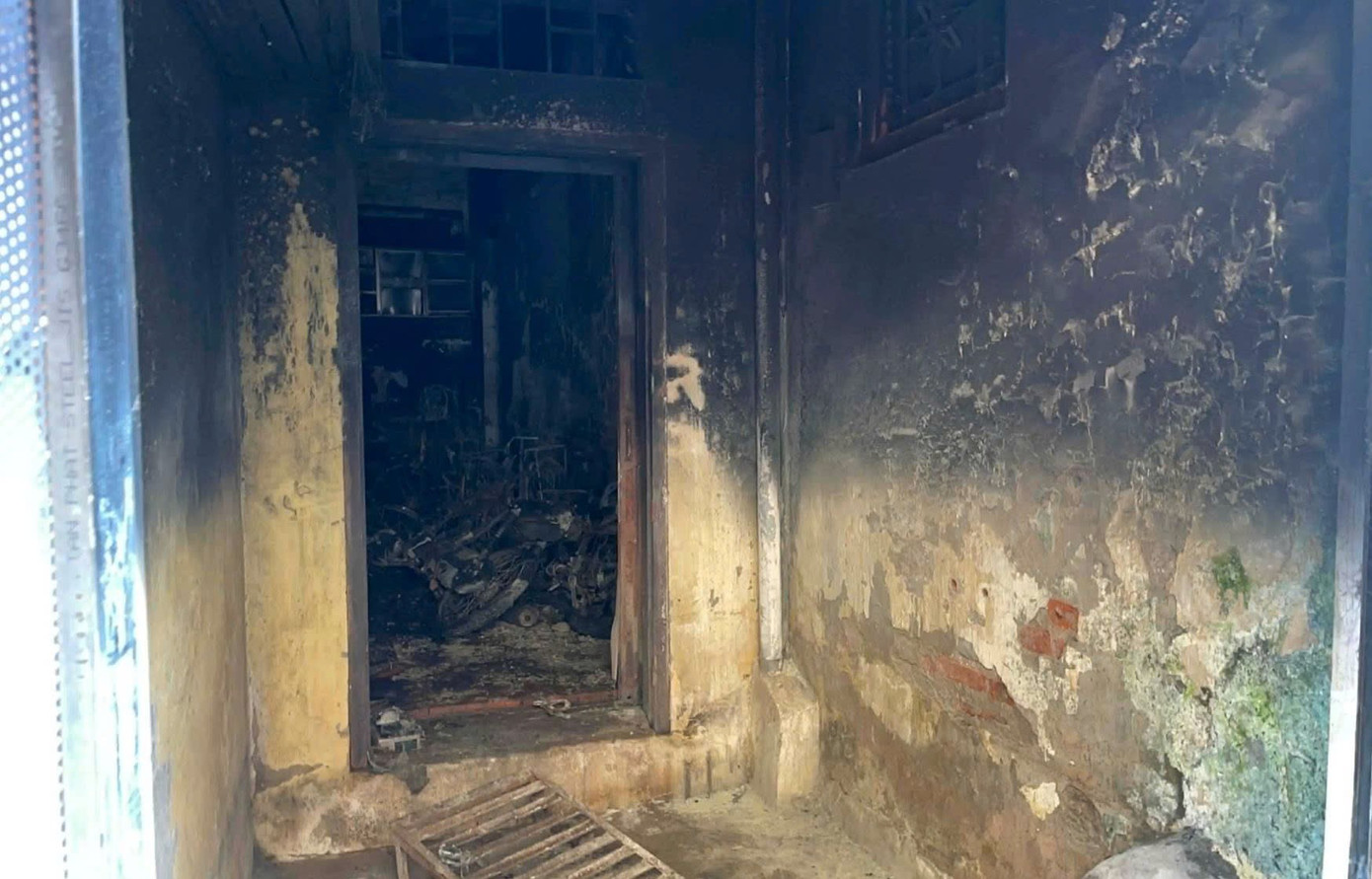 Ch&aacute;y nh&agrave; H&agrave; Nội l&agrave;m 15 người nhập viện tại phố Trần Cung , phường Nghĩa Đ&ocirc; - Ảnh 1.