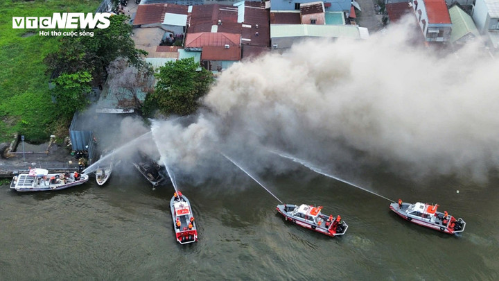 Du thuyền tr&ecirc;n s&ocirc;ng S&agrave;i G&ograve;n bốc ch&aacute;y dữ dội , lực lượng chữa ch&aacute;y khẩn trương ứng cứu - Ảnh 2.