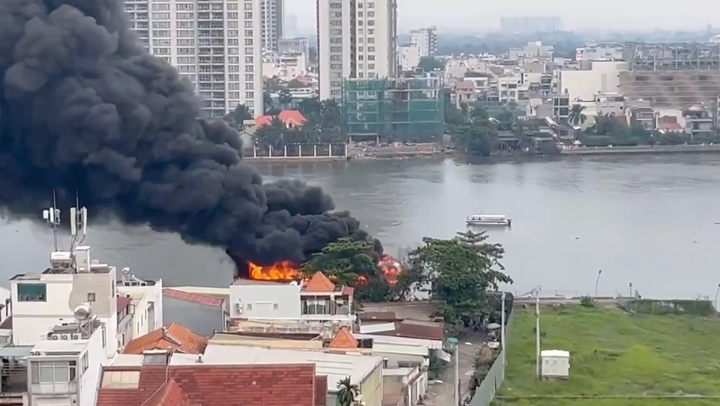 Du thuyền tr&ecirc;n s&ocirc;ng S&agrave;i G&ograve;n bốc ch&aacute;y dữ dội , lực lượng chữa ch&aacute;y khẩn trương ứng cứu - Ảnh 1.