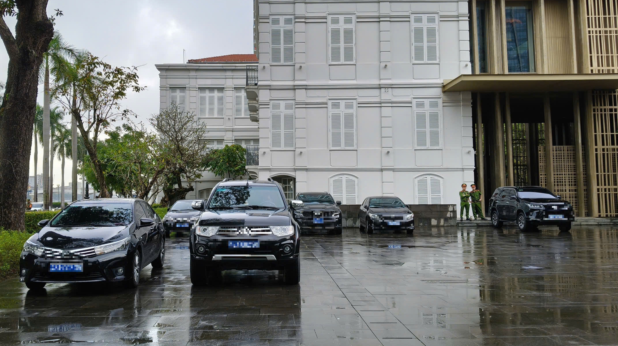 Xe c&ocirc;ng Mercedes - Benz E300 tại Đ&agrave; Nẵng giảm gi&aacute; mạnh , giờ chỉ c&ograve;n 282 triệu - Ảnh 1.