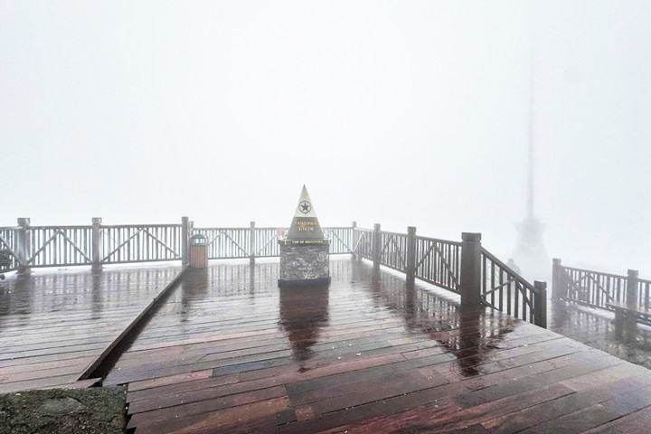 Băng gi&aacute; Fansipan rạng s&aacute;ng 7 / 1 xuống - 3 &deg; C , m&ugrave;a đ&ocirc;ng khắc nghiệt đầu ti&ecirc;n năm 2026 - Ảnh 1.