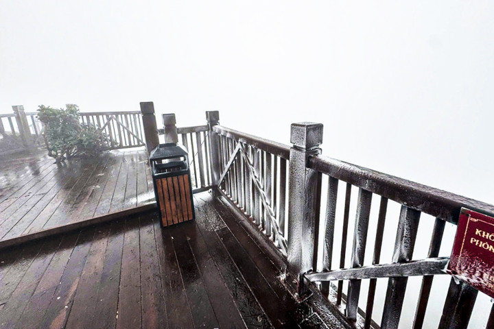 Băng gi&aacute; Fansipan rạng s&aacute;ng 7 / 1 xuống - 3 &deg; C , m&ugrave;a đ&ocirc;ng khắc nghiệt đầu ti&ecirc;n năm 2026 - Ảnh 4.