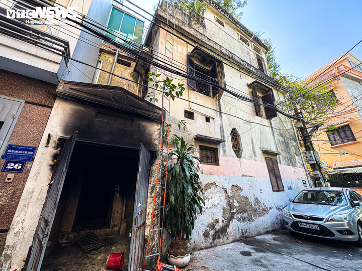 Ch&aacute;y nh&agrave; trọ H&agrave; Nội khiến H&agrave;ng trăm người hoảng loạn v&agrave; nỗ lực cứu trợ kịp thời - Ảnh 1.