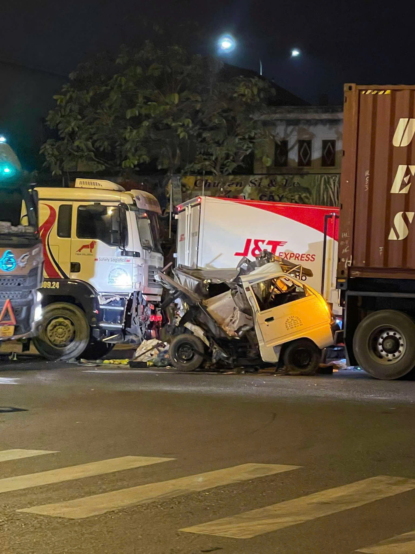 Tai nạn giao th&ocirc;ng li&ecirc;n ho&agrave;n 4 &ocirc; t&ocirc; tại TPHCM khiến một người bị thương - Ảnh 1.