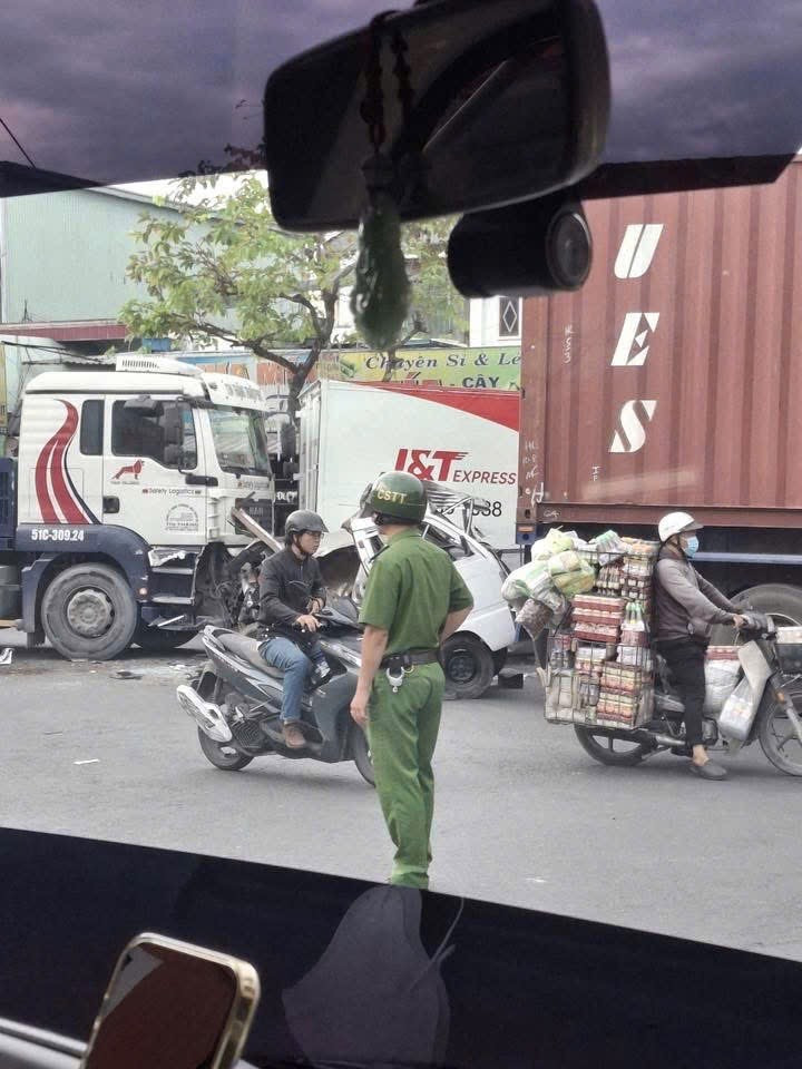 Tai nạn giao th&ocirc;ng li&ecirc;n ho&agrave;n 4 &ocirc; t&ocirc; tại TPHCM khiến một người bị thương - Ảnh 2.