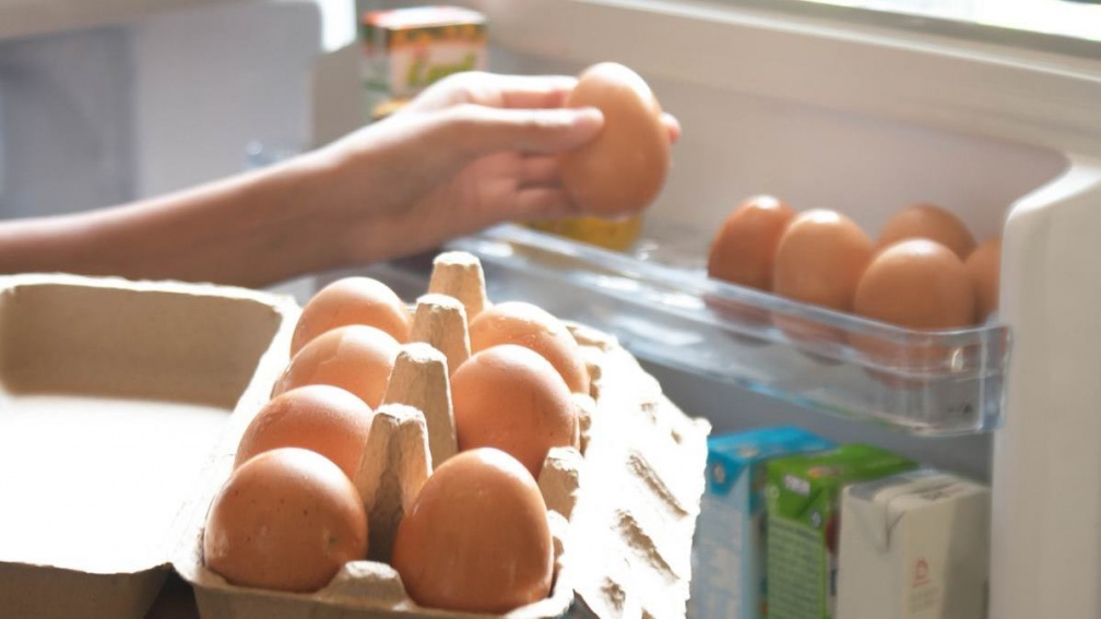 Để trứng trong hay ngoài tủ lạnh tốt hơn? Câu trả lời không đơn giản như nhiều người nghĩ- Ảnh 1. Để trứng trong hay ngoài tủ lạnh tốt hơn? Câu trả lời không đơn giản như nhiều người nghĩ- Ảnh 1.