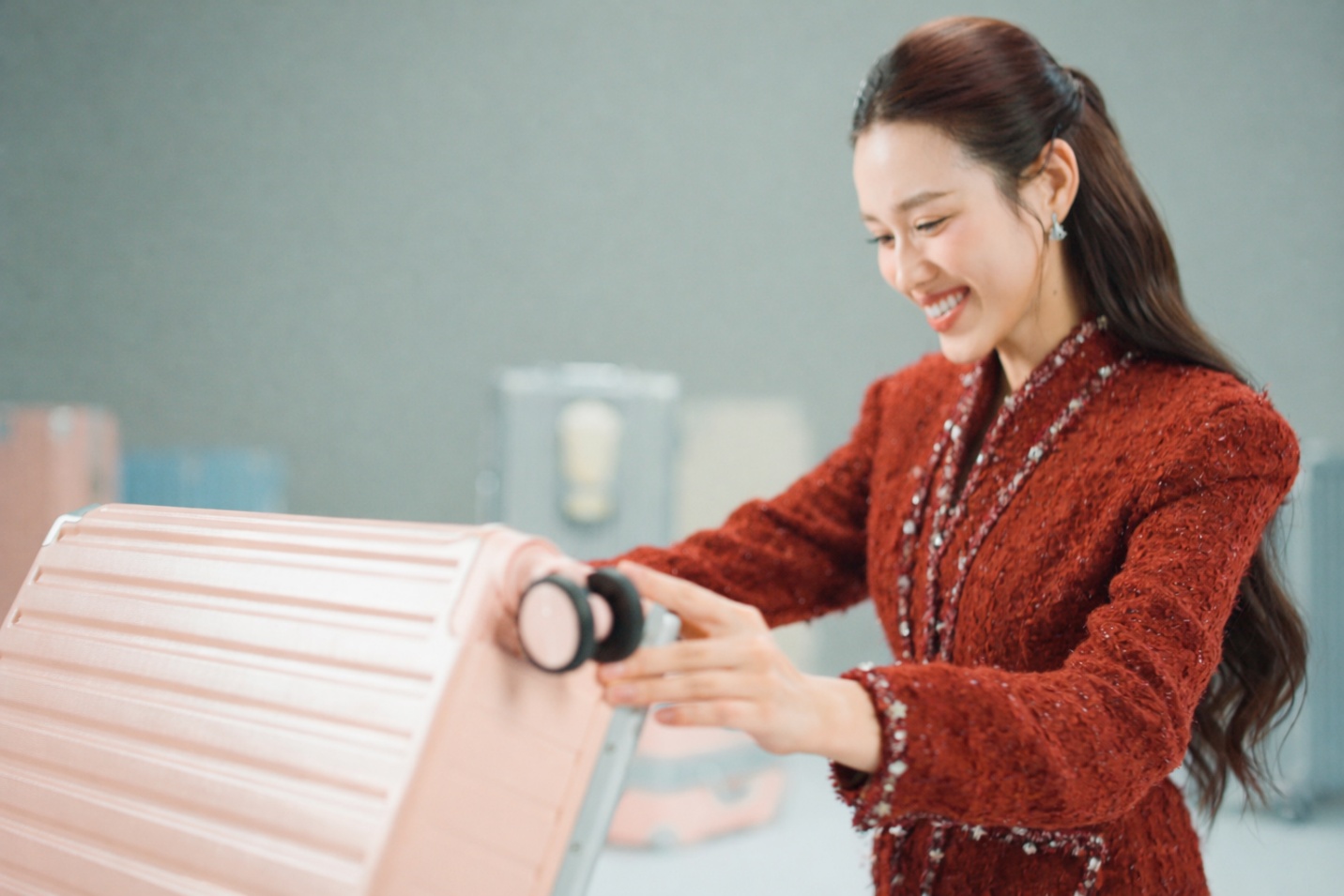 Dân mạng truy tìm danh tính chiếc vali “chấp cả ô tô” đang viral: Test độ bền thật hay chiêu trò? - Ảnh 3. Dân mạng truy tìm danh tính chiếc vali “chấp cả ô tô” đang viral: Test độ bền thật hay chiêu trò? - Ảnh 3.