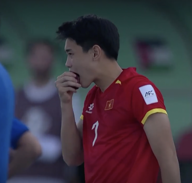 Viral khoảnh khắc hotboy Đ&igrave;nh Bắc ăn t&aacute;o cực thư gi&atilde;n khi U23 Việt Nam thắng dễ U23 Jordan- Ảnh 4.