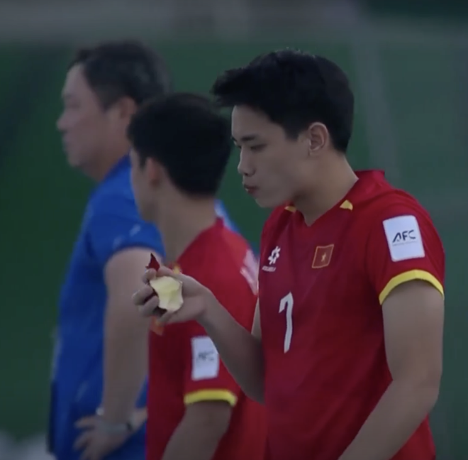 Viral khoảnh khắc hotboy Đ&igrave;nh Bắc ăn t&aacute;o cực thư gi&atilde;n khi U23 Việt Nam thắng dễ U23 Jordan- Ảnh 1.