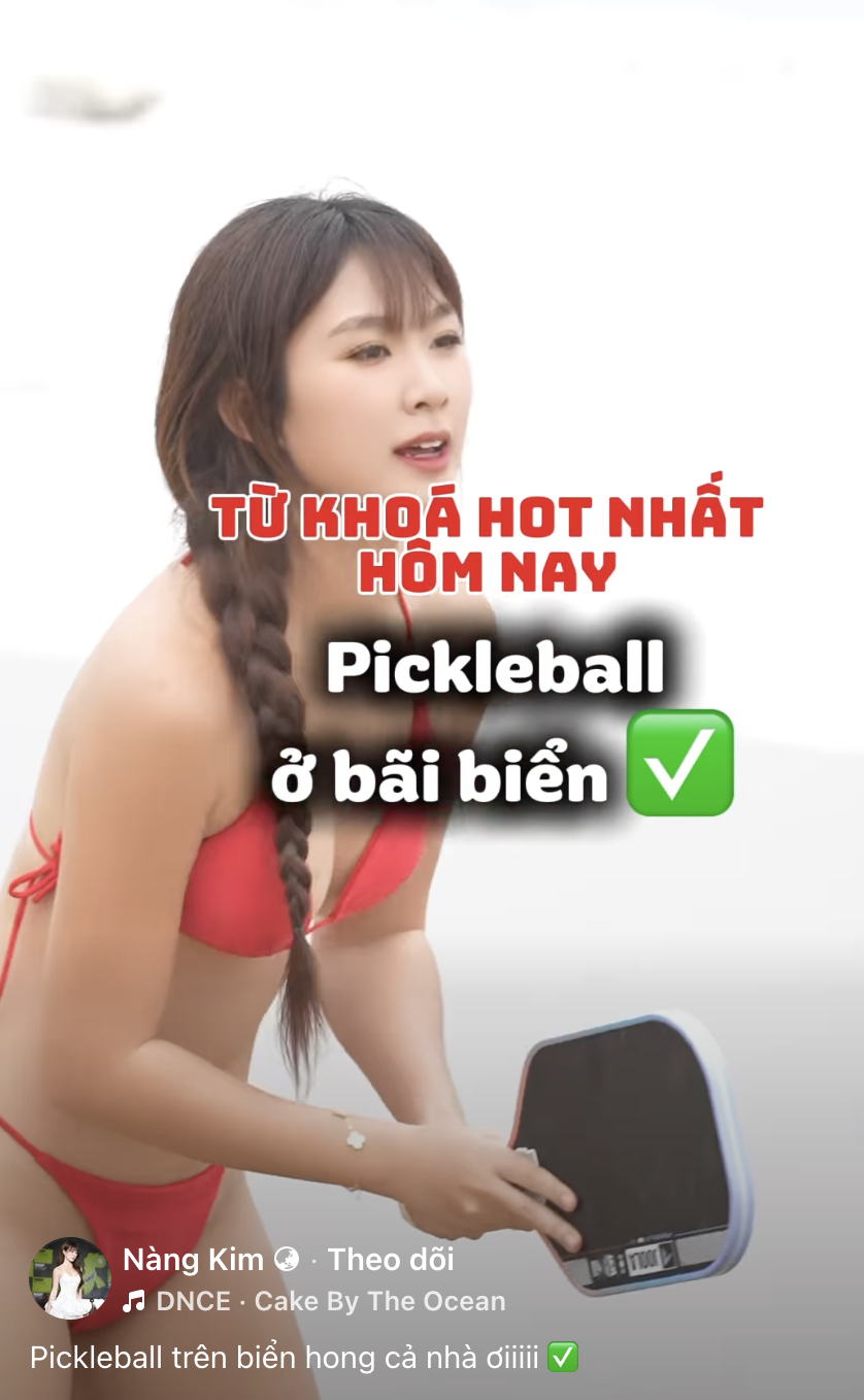 Em Kim "vén váy" lại gây tranh cãi dữ dội khi diện bikini chơi pickleball - Ảnh 1. Em Kim "vén váy" lại gây tranh cãi dữ dội khi diện bikini chơi pickleball - Ảnh 1.