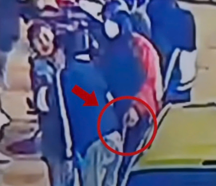 Giả vờ giúp nạn nhân tai nạn rồi trộm điện thọai gây phẫn nộ dư luận - Ảnh 1.