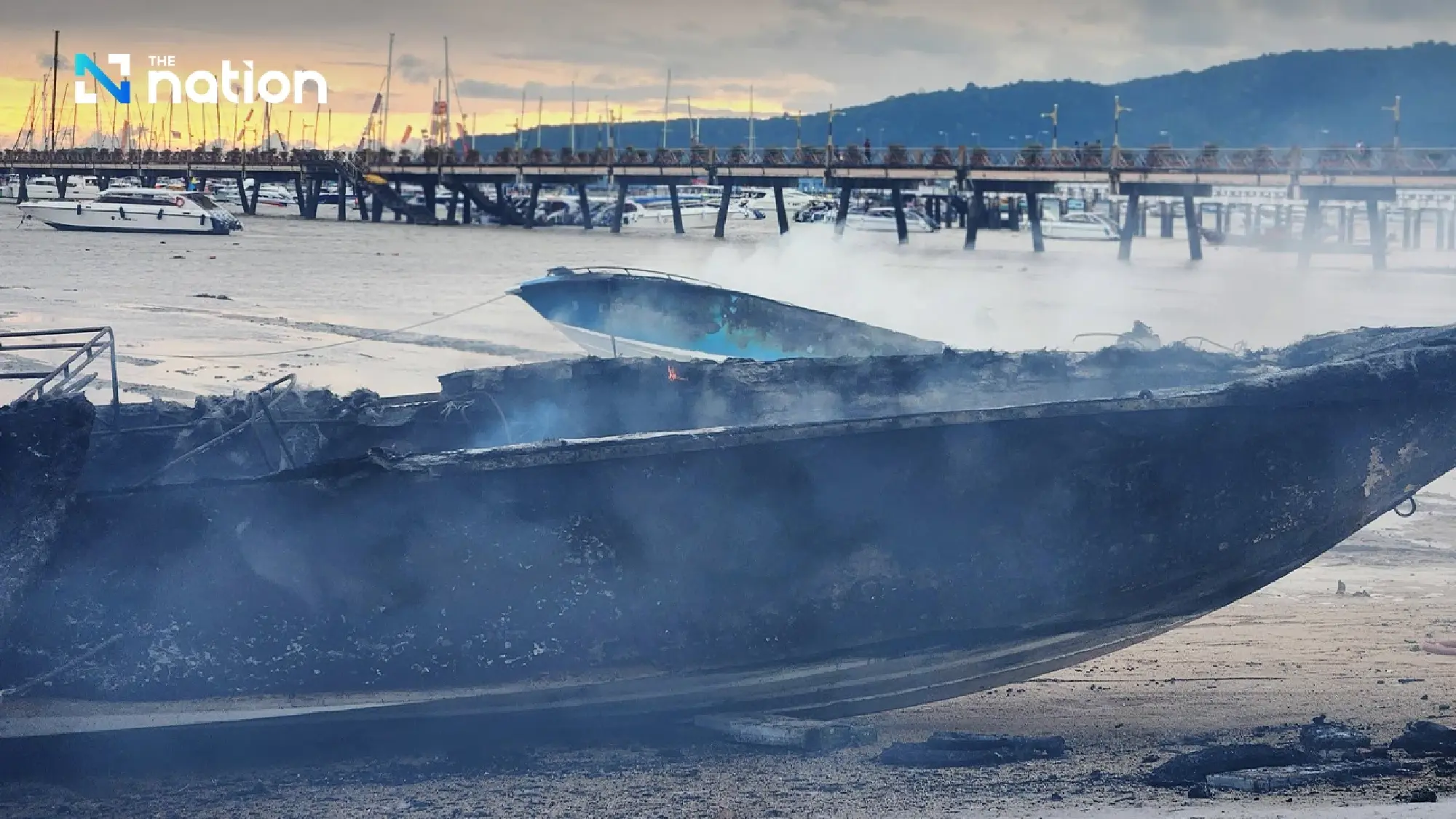 Hơn 20 t&agrave;u cao tốc bị thi&ecirc;u rụi trong vụ hỏa hoạn tại Th&aacute;i Lan - Ảnh 1.