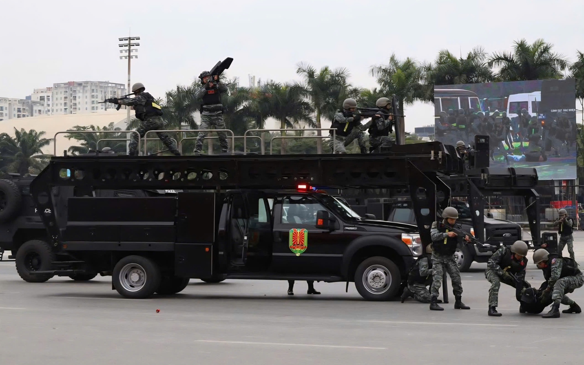 Ra lệnh bắt tạm giam v&agrave; kh&aacute;m x&eacute;t khẩn cấp đối với 3 nh&acirc;n vi&ecirc;n tư vấn bất động sản - Ảnh 1.