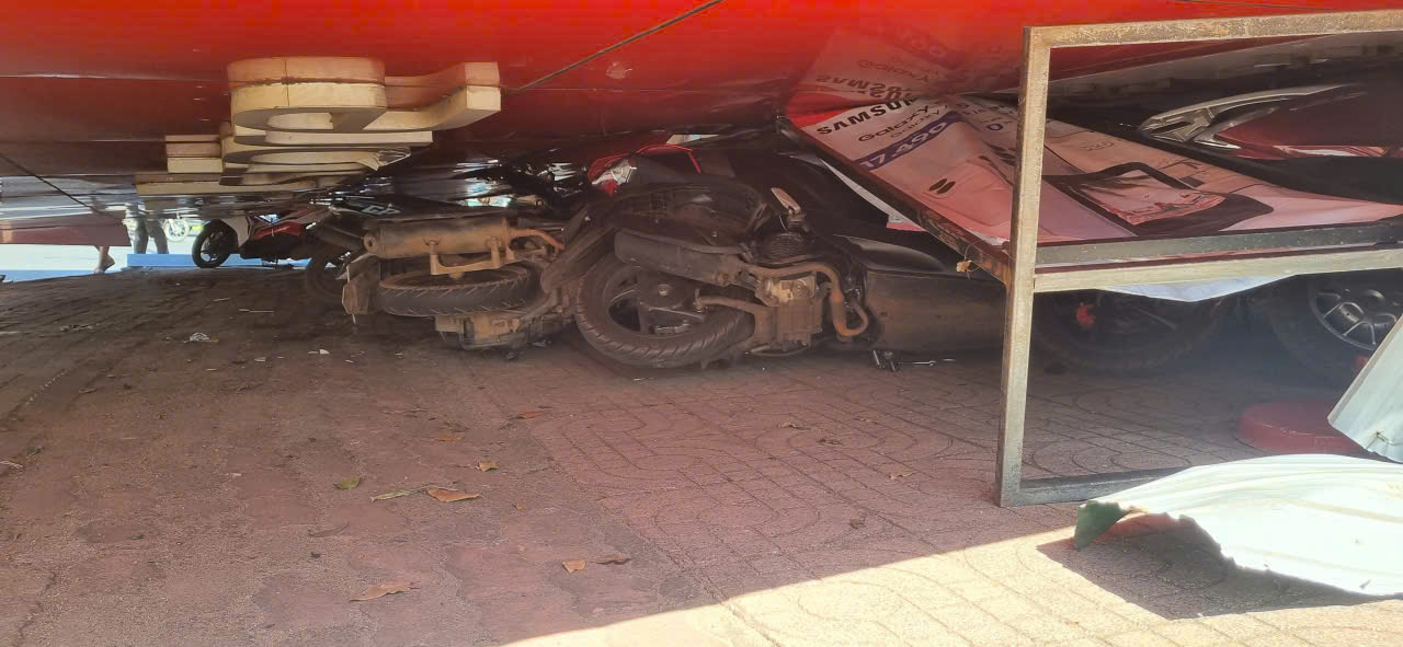 Sập bảng quảng cáo tại Đắk Lắk khiến người phụ nữ bị thương nặng - Ảnh 2. Sập bảng quảng cáo tại Đắk Lắk khiến người phụ nữ bị thương nặng - Ảnh 2.