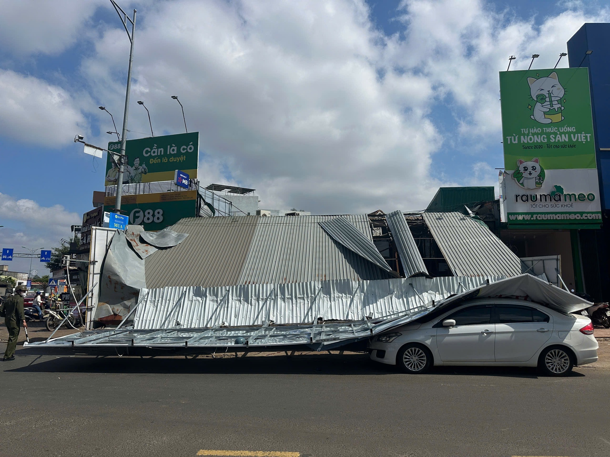 Sập bảng quảng cáo đè người phụ nữ bị thương nặng - Ảnh 1.