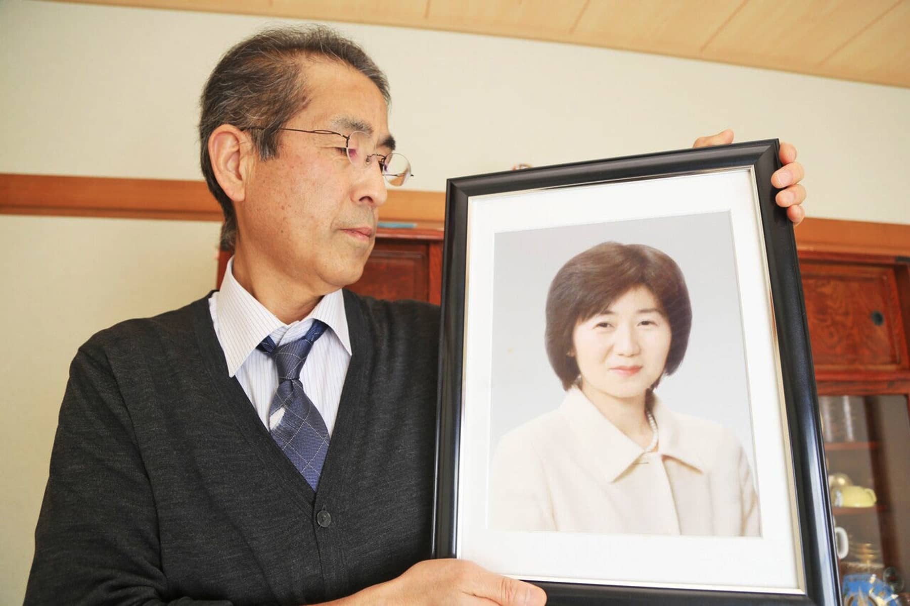 Người đ&agrave;n &ocirc;ng lặn xuống biển 13 năm để t&igrave;m thi thể vợ mất t&iacute;ch trong s&oacute;ng thần- Ảnh 1.