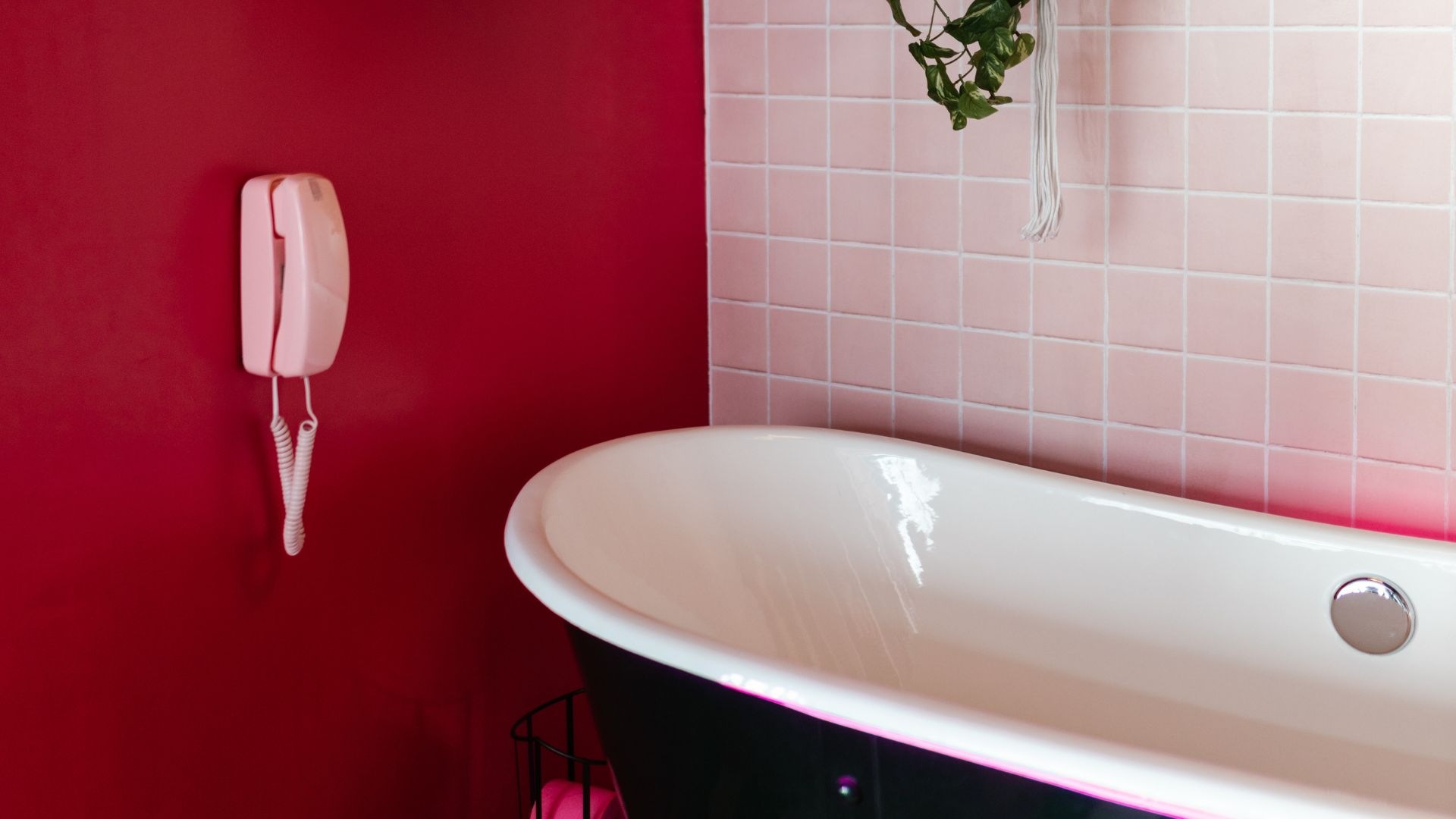 Hơn 90% kh&aacute;ch lưu tr&uacute; kh&ocirc;ng biết hết c&ocirc;ng dụng thật sự của chiếc điện thoại gắn trong nh&agrave; vệ sinh kh&aacute;ch sạn- Ảnh 3.