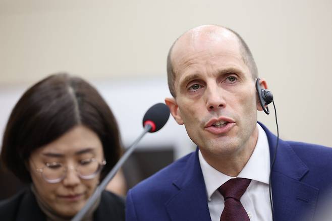 L&agrave;m phi&ecirc;n dịch vi&ecirc;n kh&oacute; cỡ n&agrave;o: T&igrave;nh huống trong phi&ecirc;n điều trần Quốc hội H&agrave;n Quốc khiến tất cả đều phải to&aacute;t mồ h&ocirc;i- Ảnh 1.