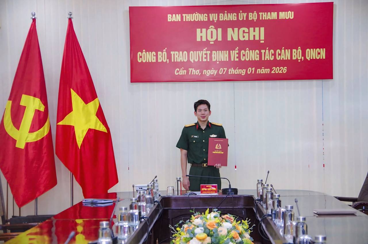 &Aacute;nh Vi&ecirc;n 27 tuổi thăng h&agrave;m trung t&aacute;, em trai 19 tuổi trung u&yacute; qu&acirc;n nh&acirc;n chuy&ecirc;n nghiệp: Nh&agrave; n&agrave;y đỉnh qu&aacute;!- Ảnh 3.