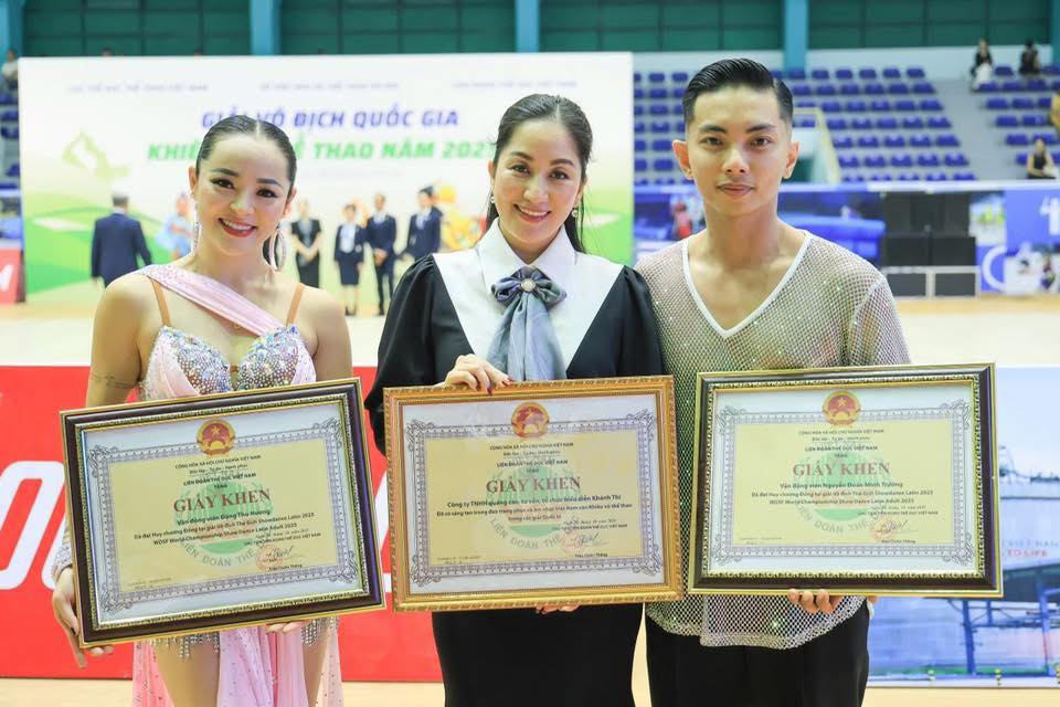 Lo Kh&aacute;nh Thi ghen, Phan Hiển v&agrave; bạn nhảy Thu Hương kh&ocirc;ng bao giờ n&oacute;i chuyện ri&ecirc;ng- Ảnh 2.