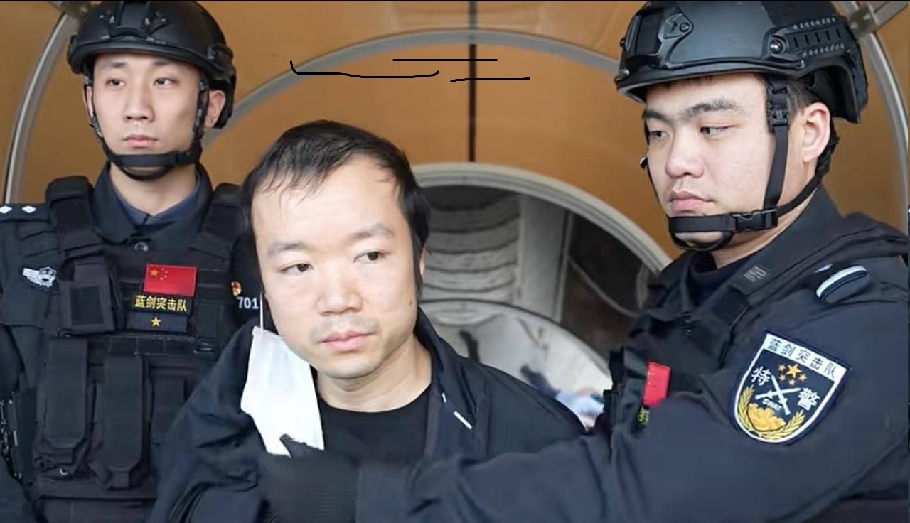 Hình ảnh đầu tiên của Trần Chí sau khi bị bắt và dẫn độ về Trung Quốc - Ảnh 1. Hình ảnh đầu tiên của Trần Chí sau khi bị bắt và dẫn độ về Trung Quốc - Ảnh 1.