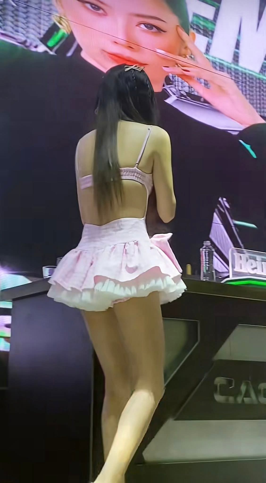 Tình trạng của Nam Em: Người thiếu cân, mặc đồ thiếu vải khiến triệu người bàn tán- Ảnh 2. Tình trạng của Nam Em: Người thiếu cân, mặc đồ thiếu vải khiến triệu người bàn tán- Ảnh 2.