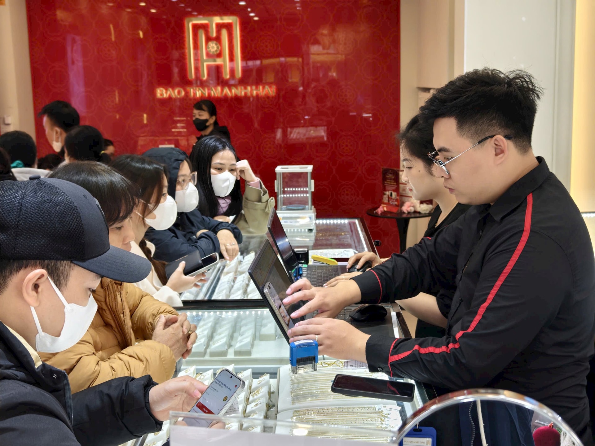 Gi&aacute; v&agrave;ng bất ngờ "quay xe" chấm dứt chuỗi ng&agrave;y tăng n&oacute;ng: Cập nhật mới nhất từ SJC, Bảo T&iacute;n Mạnh Hải