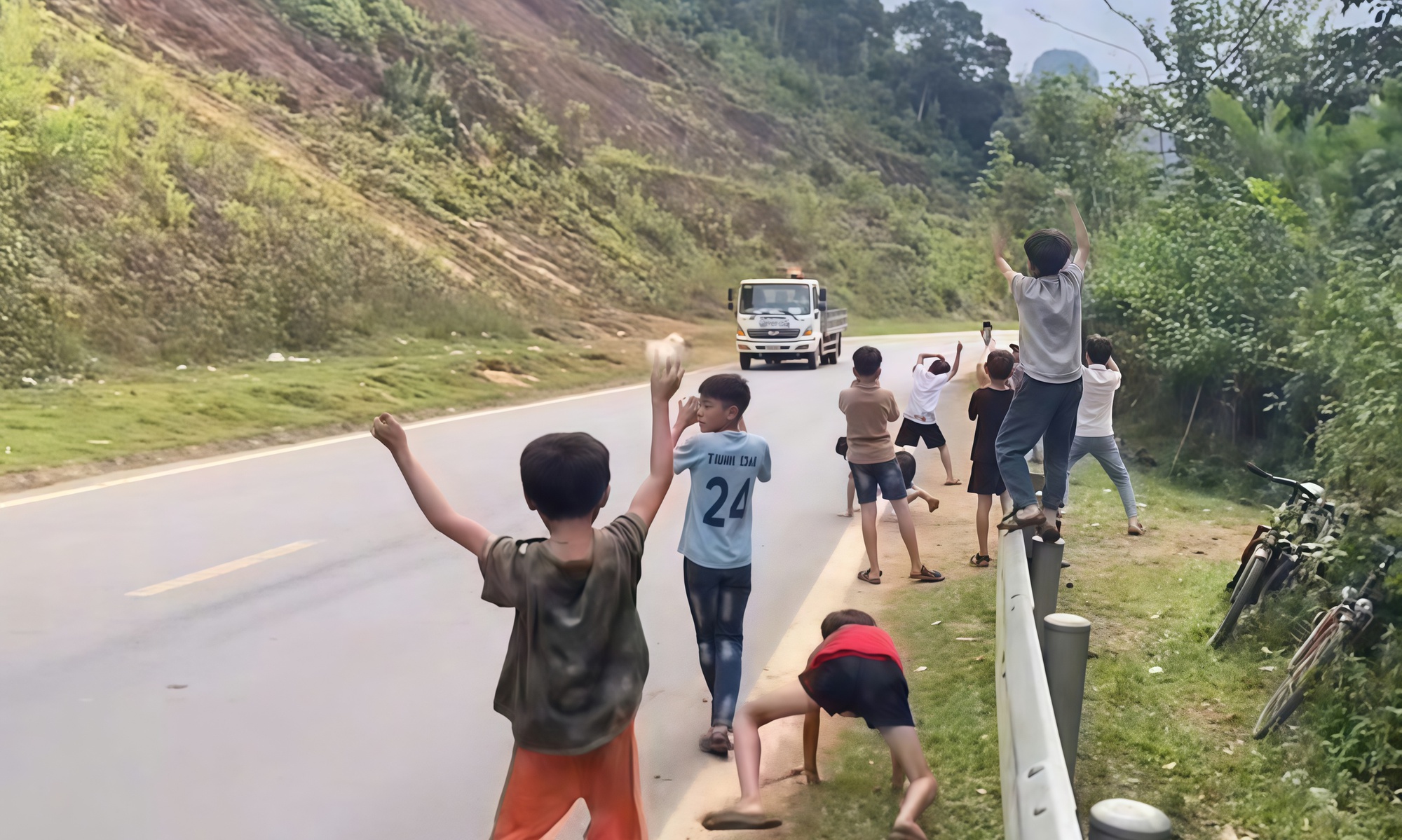 CSGT Quảng Trị cảnh b&aacute;o trẻ em vẫy tay gọi &ocirc;t&ocirc; tiềm ẩn nguy cơ tai nạn - Ảnh 1.