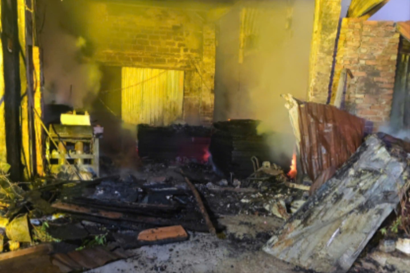 Hỏa hoạn xưởng gỗ H&agrave; Nội thi&ecirc;u rụi nhiều t&agrave;i sản trong đ&ecirc;m 7 / 1 - Ảnh 2.