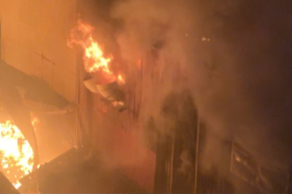 Hỏa hoạn xưởng gỗ H&agrave; Nội thi&ecirc;u rụi nhiều t&agrave;i sản trong đ&ecirc;m 7 / 1 - Ảnh 1.