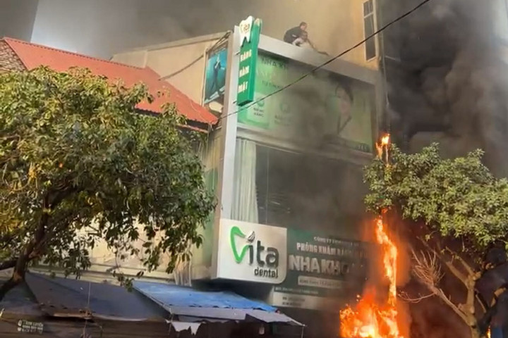 Ch&aacute;y lớn tại H&agrave; Nội , chủ nh&agrave; hoảng loạn nhảy từ tầng cao xuống bị thương - Ảnh 1.