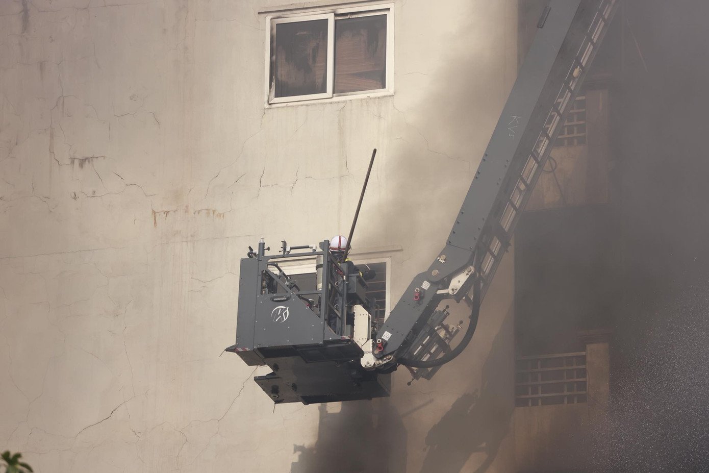 Ch&aacute;y nh&agrave; cao tầng tại H&agrave; Nội: Lửa b&ugrave;ng ph&aacute;t dữ dội , người mắc kẹt trong nh&agrave; - Ảnh 3.