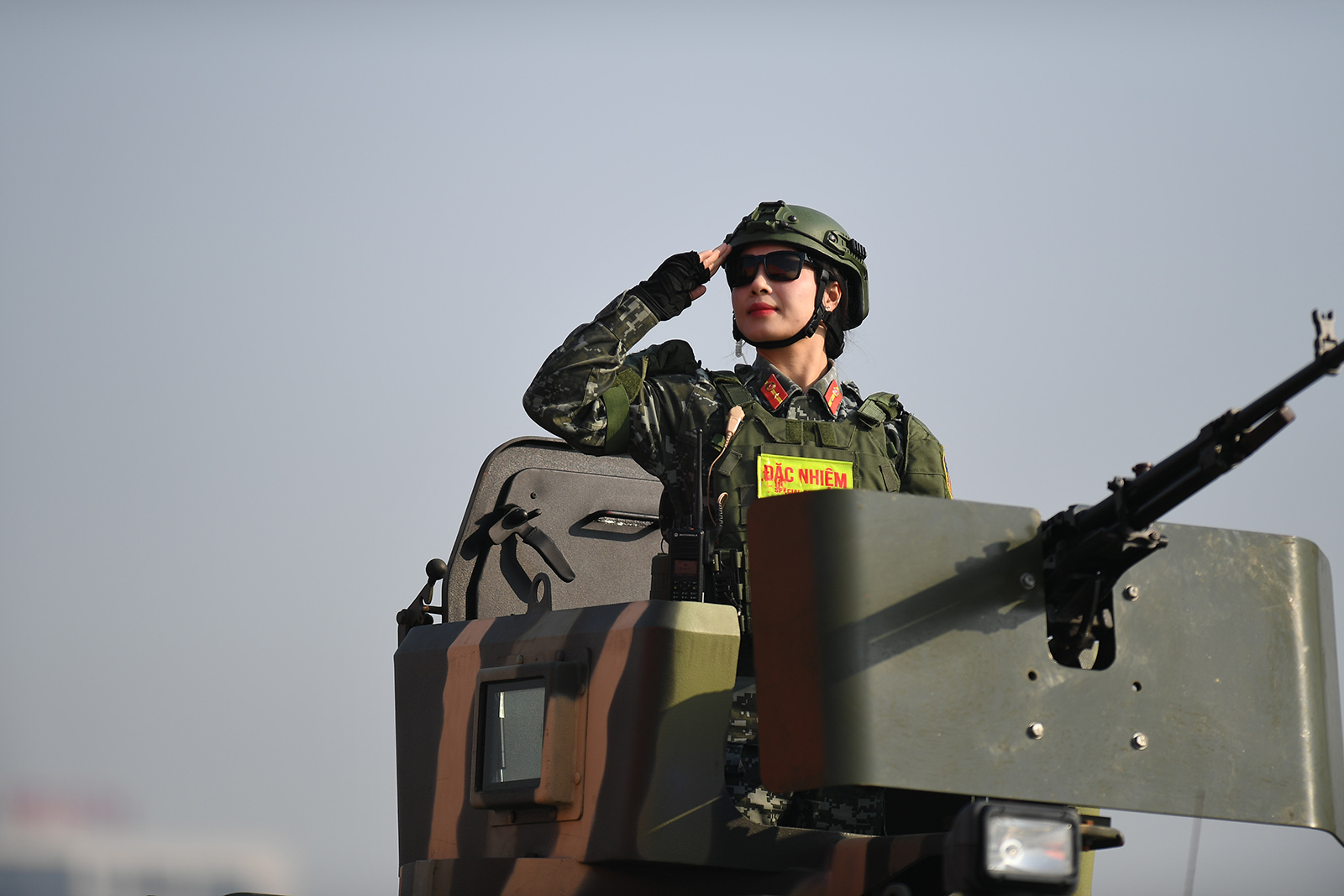 Nữ sĩ quan Cảnh vệ g&acirc;y ấn tượng mạnh tại buổi diễn tập bảo vệ Đại hội XIV - Ảnh 11.