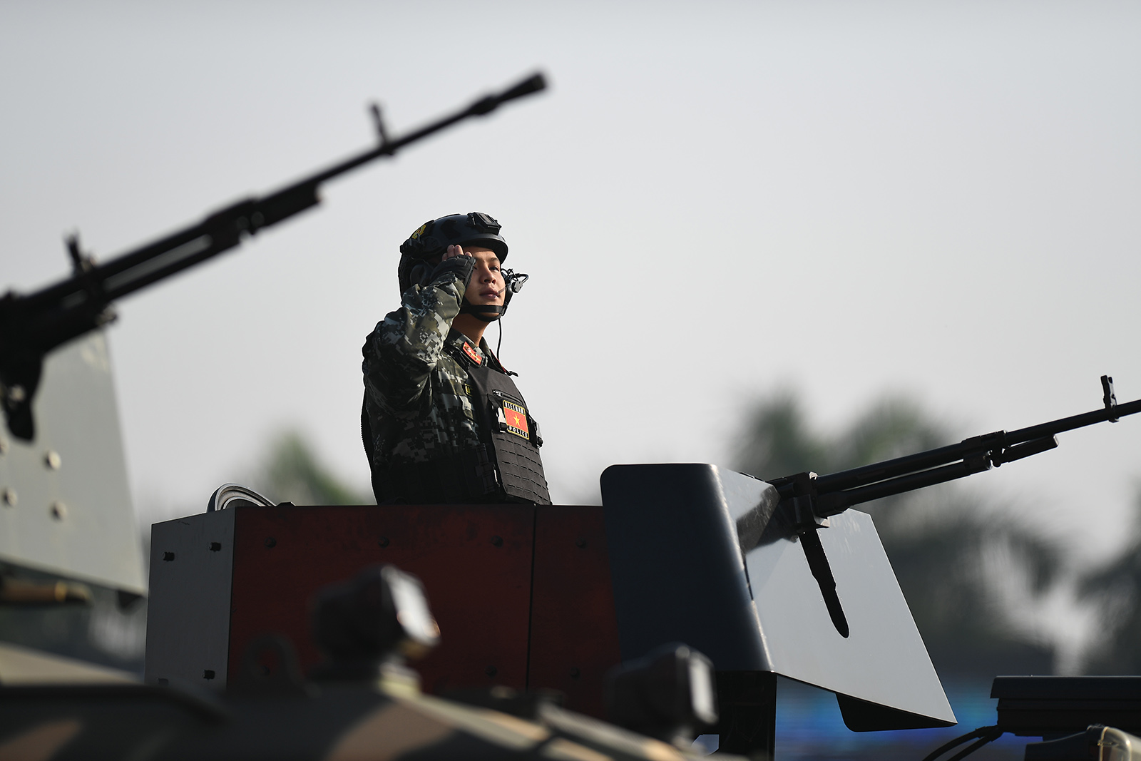 Nữ sĩ quan Cảnh vệ g&acirc;y ấn tượng mạnh tại buổi diễn tập bảo vệ Đại hội XIV - Ảnh 15.