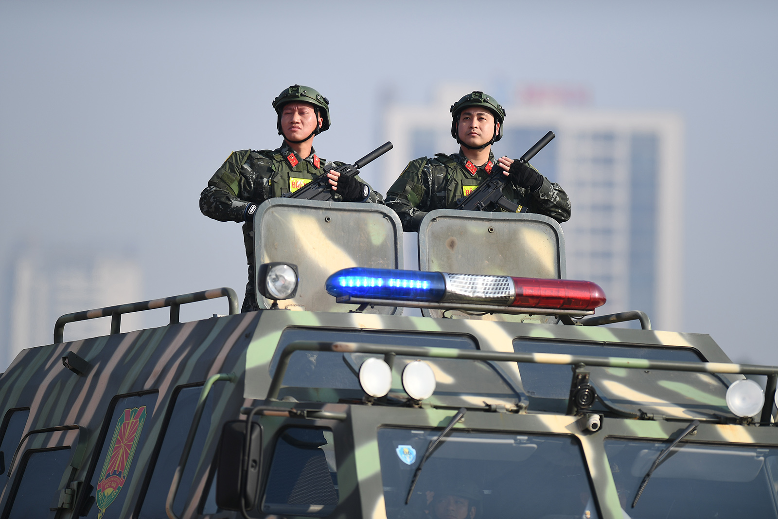 Nữ sĩ quan Cảnh vệ g&acirc;y ấn tượng mạnh tại buổi diễn tập bảo vệ Đại hội XIV - Ảnh 10.